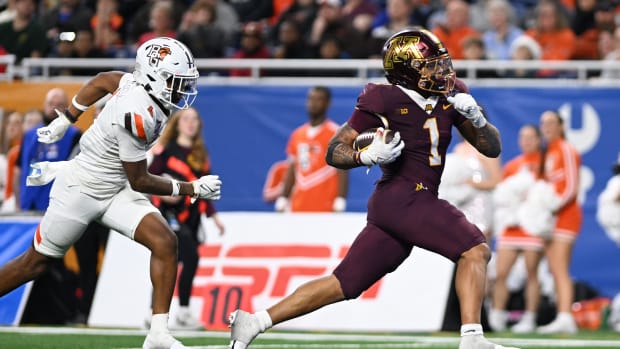 Minnesota Golden Gophers running back Darius Taylor (1) runs for a touchdown against the Bowling Green Falcons in the fourth quarter at Ford Field.